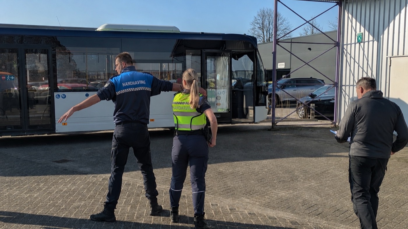 Praktijktraining van Training Solutions: boa's oefenen een fouillering bij een bus